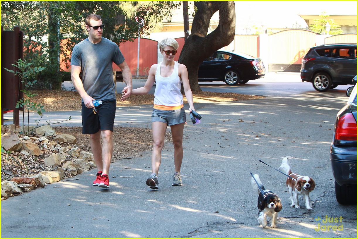 Julianne Hough & Brooks Laich: Hikers Holding Hands!