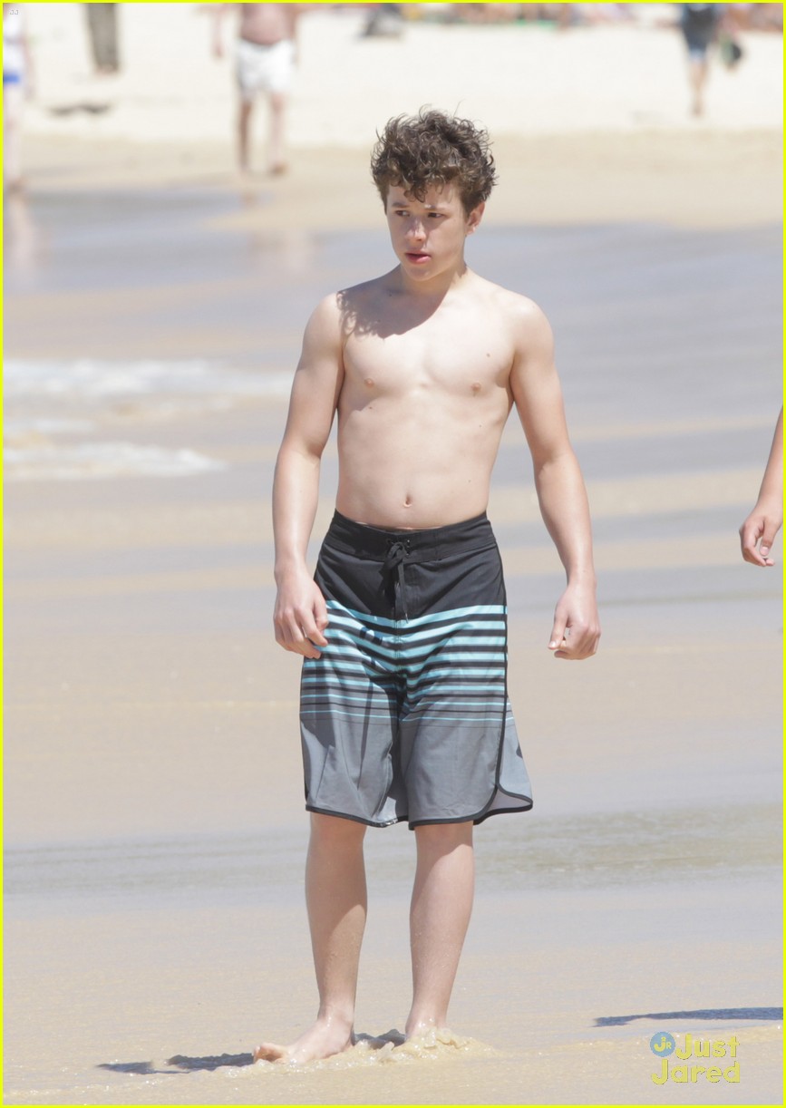Nolan Gould Goes Shirtless; Aubrey Anderson-Emmons Makes Sandcastles on Bondi Beach in Sydney