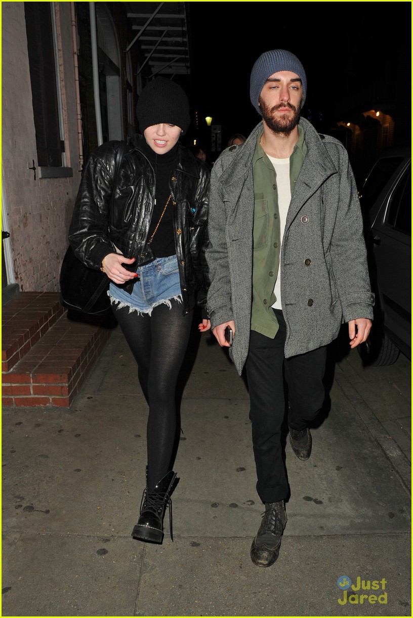 Miley Cyrus Sings 'Baby Got Back' Before Tour Bus Fire (Video)
