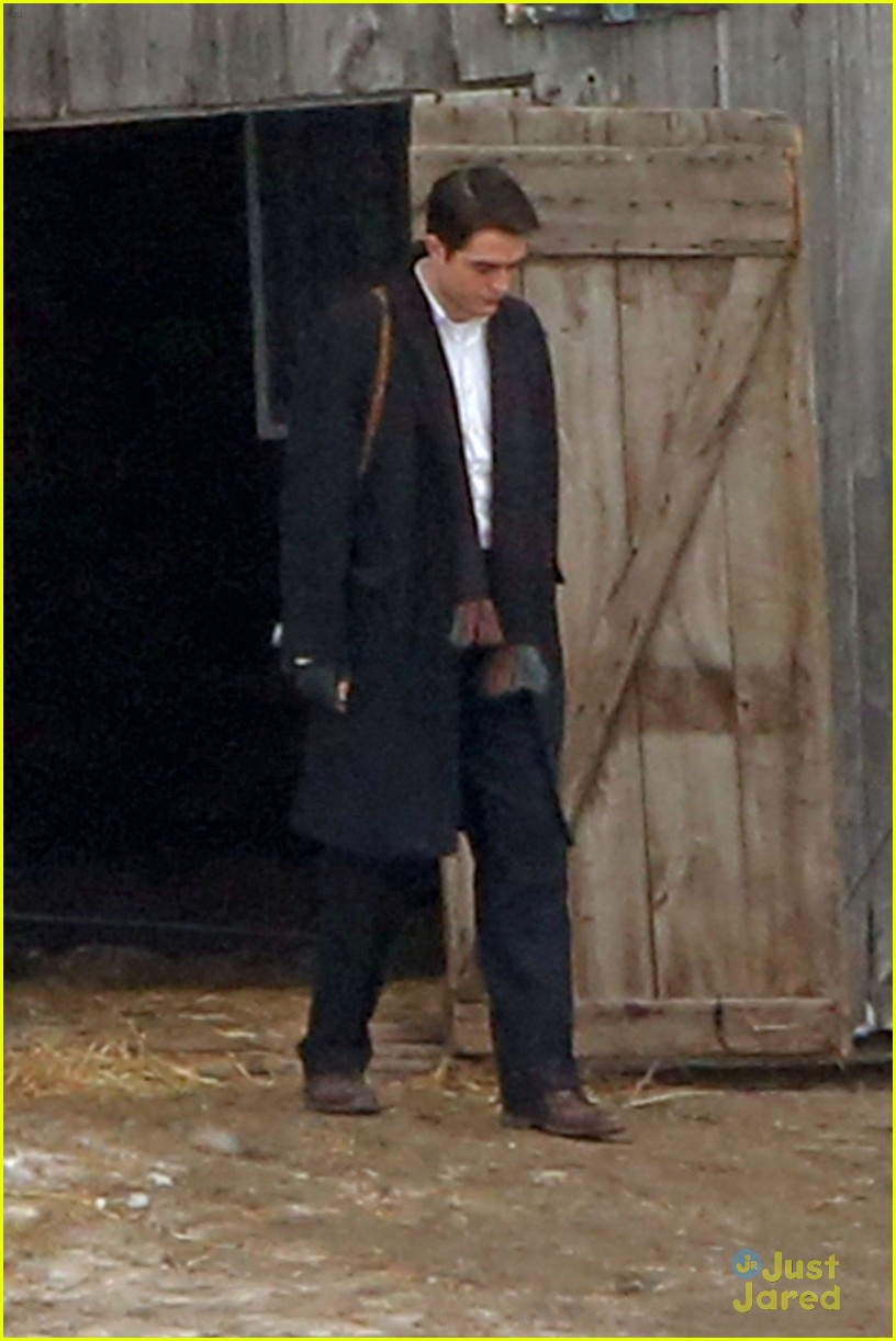 Robert Pattinson: Earmuffs on Snowy 'Life' Set