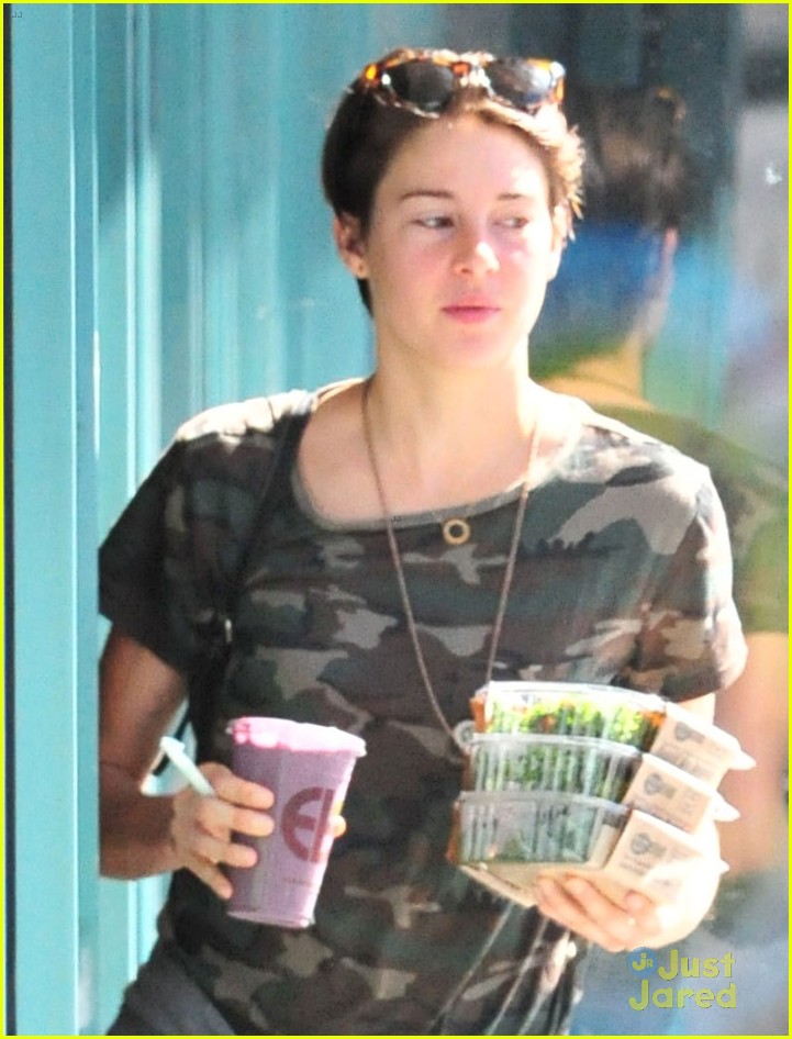 Shailene Woodley Packed Jeans & Flip Flops for the 'Divergent' Premiere