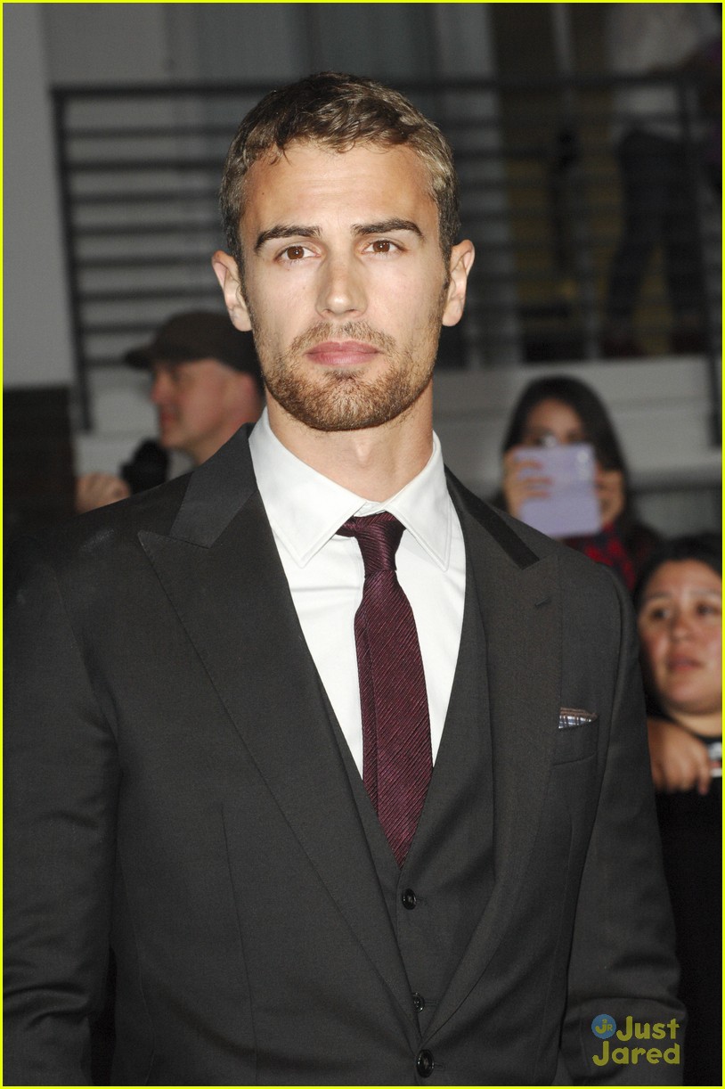 Shailene Woodley & Theo James Hug it Out at the 'Divergent' Premiere!