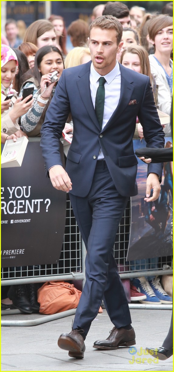 Shailene Woodley & Theo James Hug it Out at the 'Divergent' Premiere!