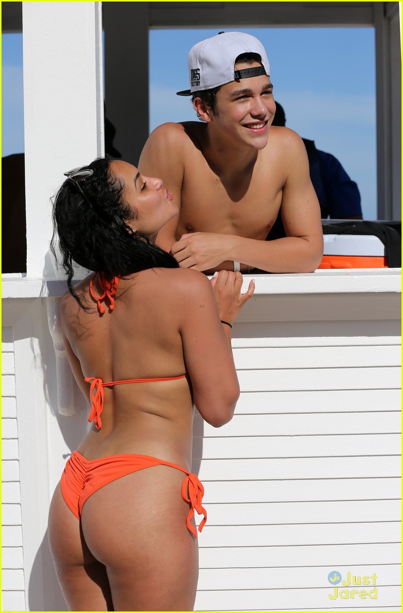 Austin Mahone Takes Beachside Selfies with Fans!