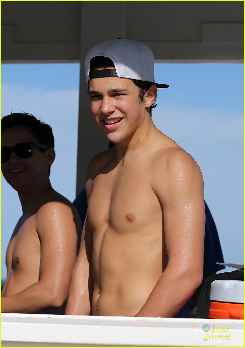 Austin Mahone Takes Beachside Selfies with Fans!
