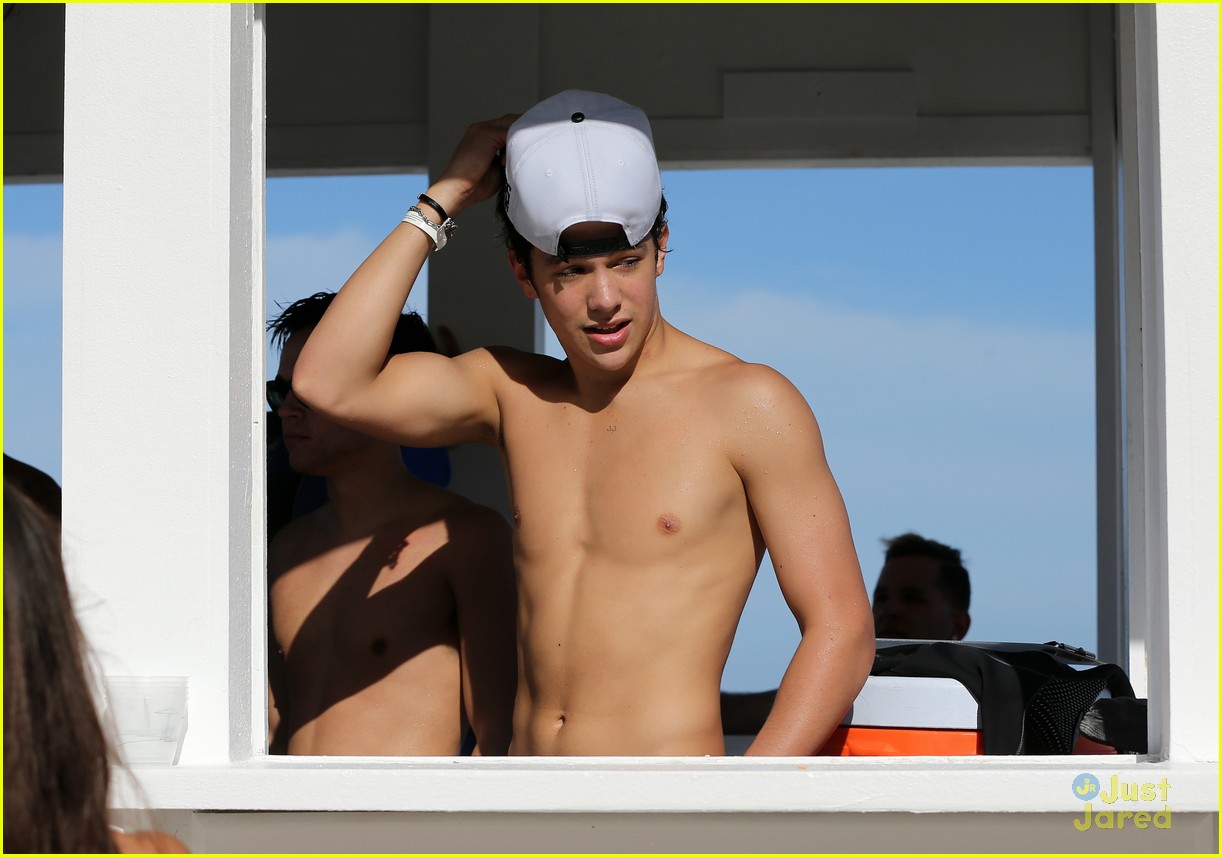 Austin Mahone Takes Beachside Selfies with Fans!