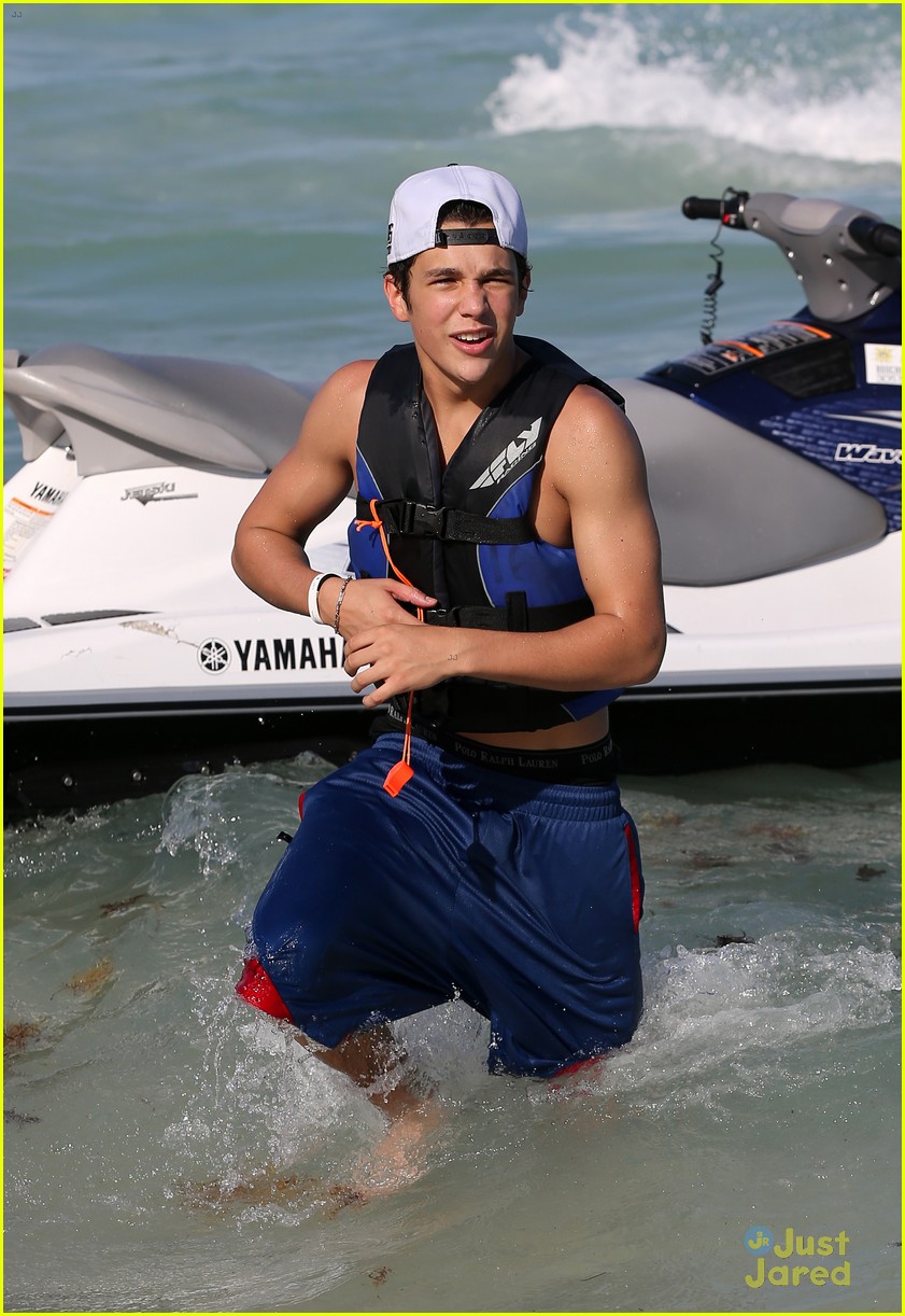Austin Mahone Takes Beachside Selfies with Fans!