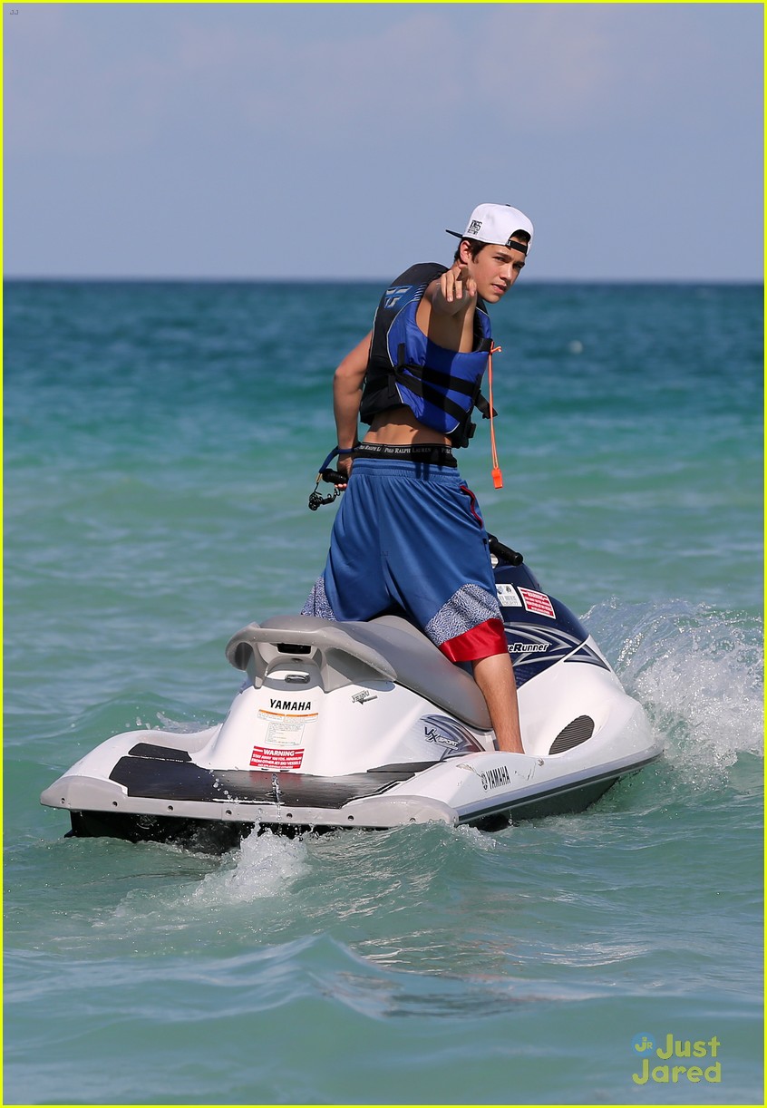 Austin Mahone Takes Beachside Selfies with Fans!