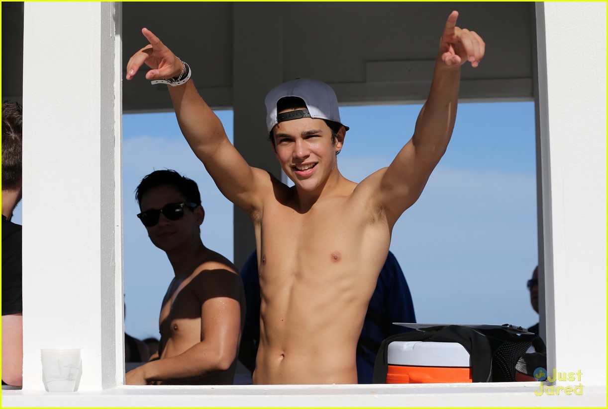 Austin Mahone Takes Beachside Selfies with Fans!