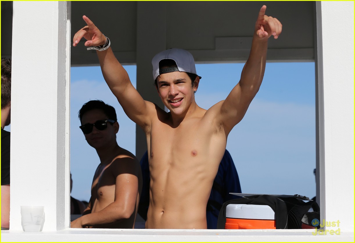 Austin Mahone Takes Beachside Selfies with Fans!