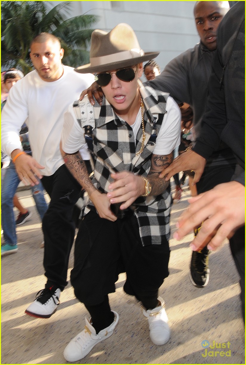 Justin Bieber Finally Released by Customs at LAX