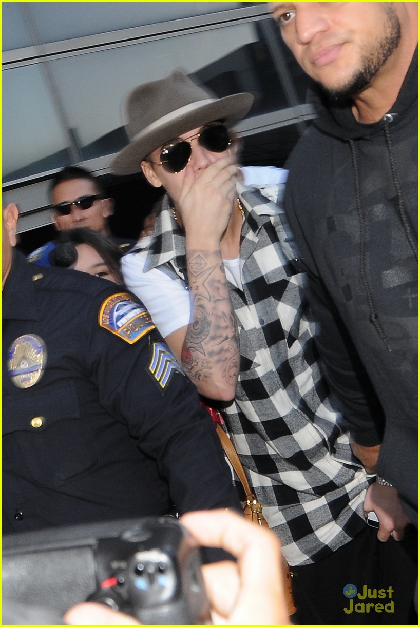 Justin Bieber Finally Released by Customs at LAX