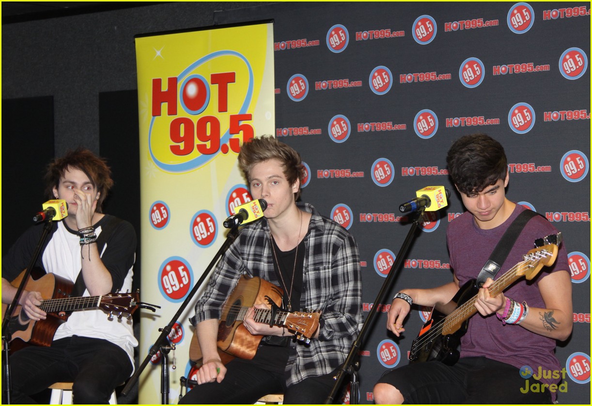 Harry Styles Loves 5 Seconds of Summer!