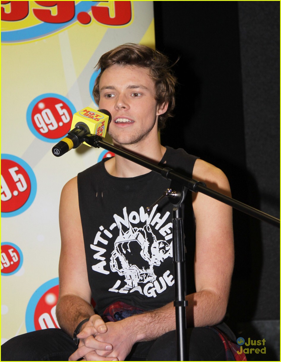 Harry Styles Loves 5 Seconds of Summer!