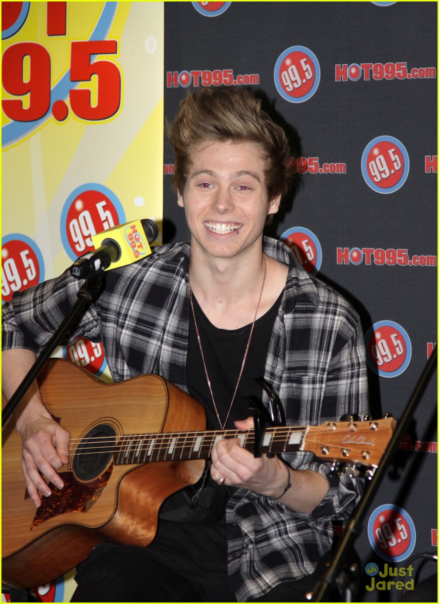 Harry Styles Loves 5 Seconds of Summer!