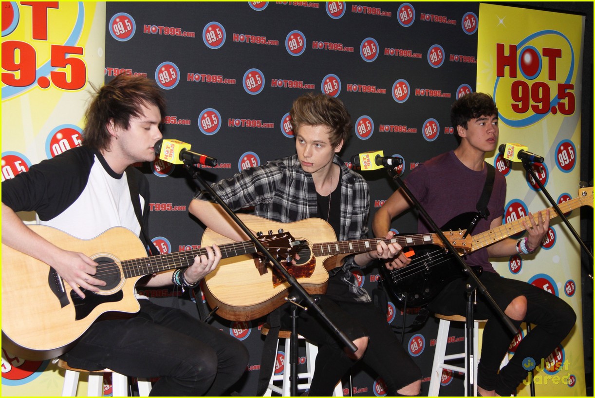 Harry Styles Loves 5 Seconds of Summer!