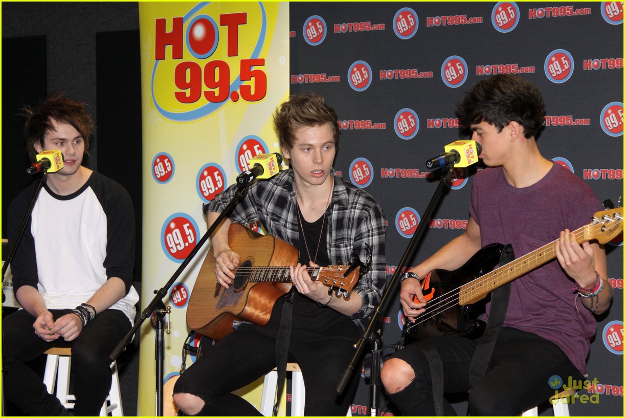 Harry Styles Loves 5 Seconds of Summer!