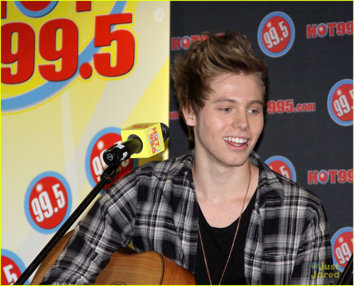 Harry Styles Loves 5 Seconds of Summer!