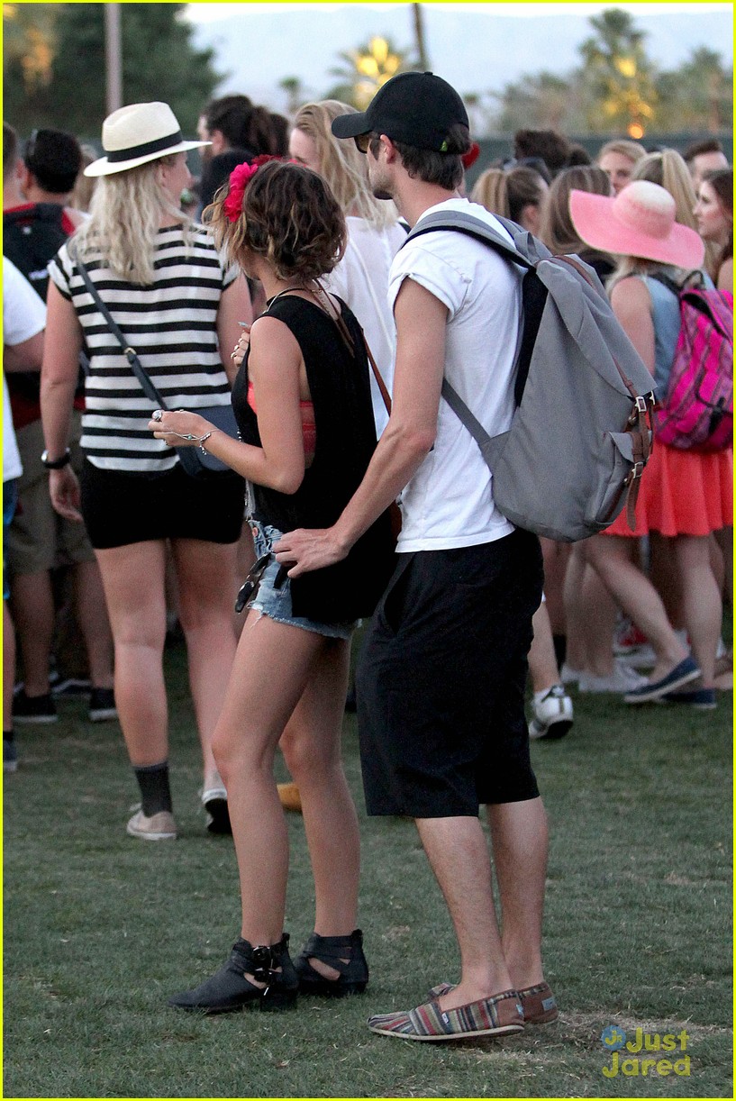 Sarah Hyland & Matt Prokop Snuggle Up at Coachella!
