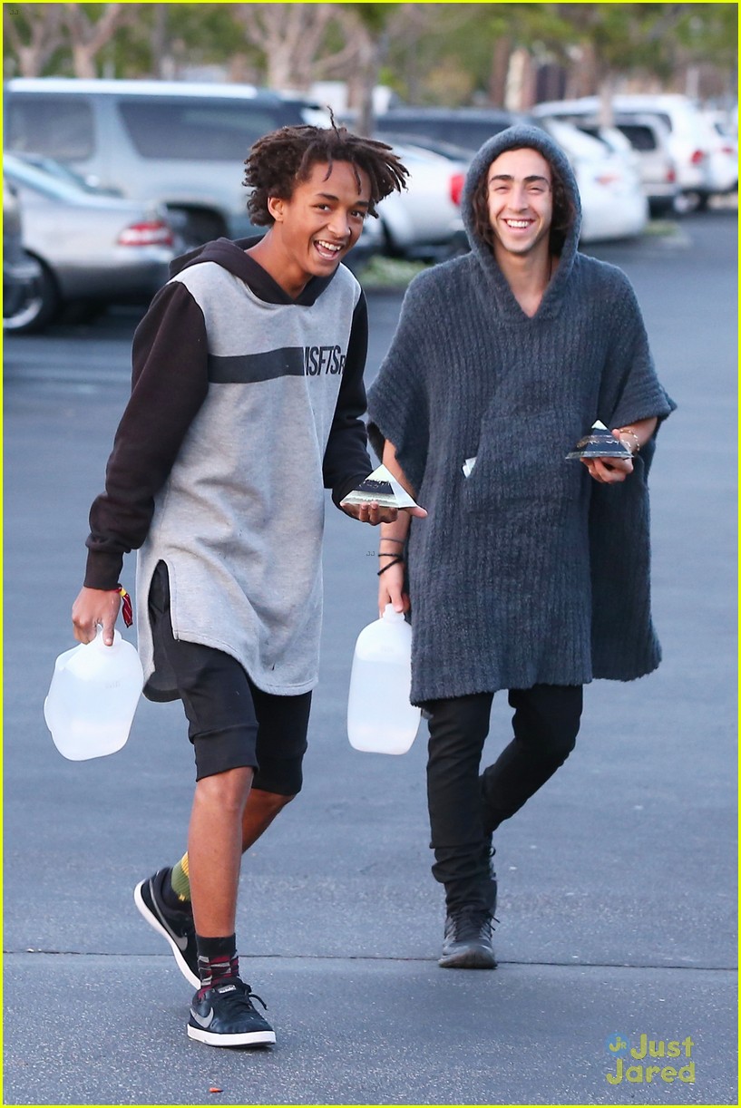 Jaden Smith Carries a Pyramid to Lunch, Literally!