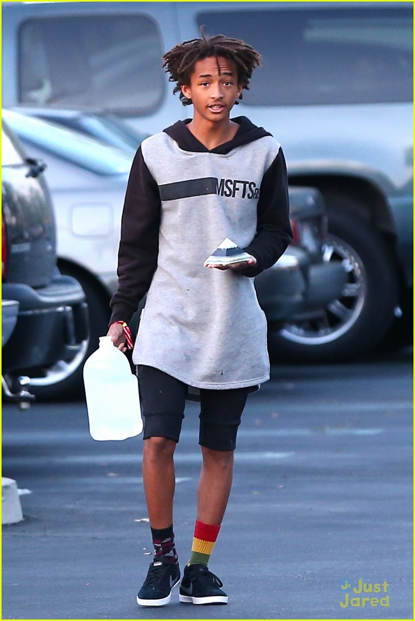 Jaden Smith Carries a Pyramid to Lunch, Literally!