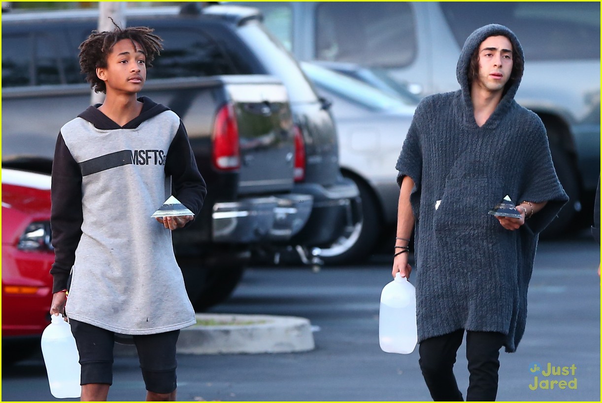 Jaden Smith Carries a Pyramid to Lunch, Literally!