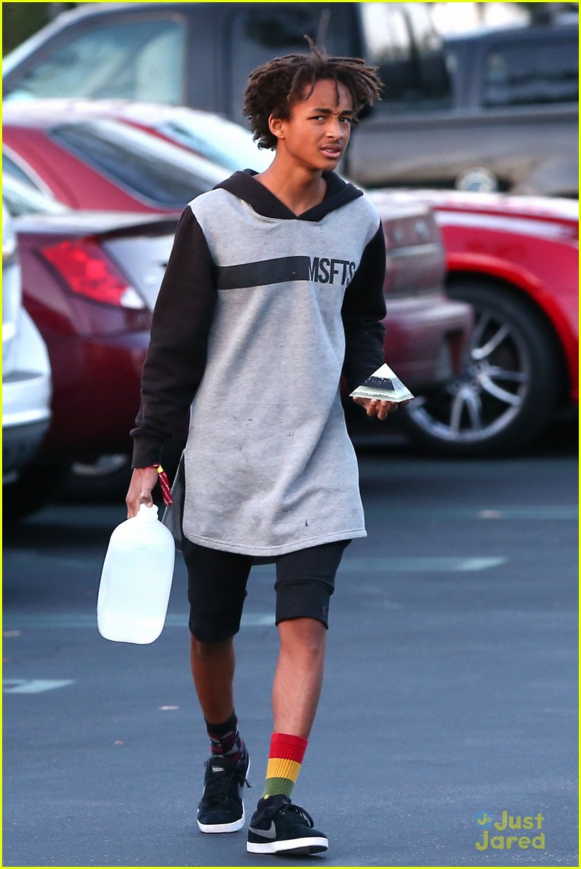 Jaden Smith Carries a Pyramid to Lunch, Literally!