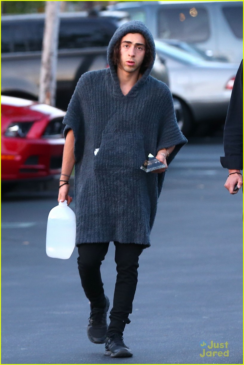 Jaden Smith Carries a Pyramid to Lunch, Literally!