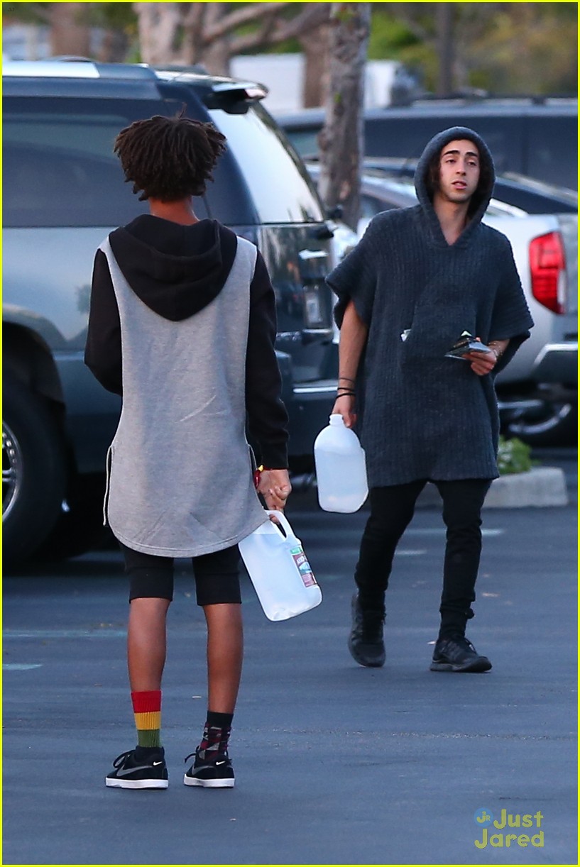 Jaden Smith Carries a Pyramid to Lunch, Literally!