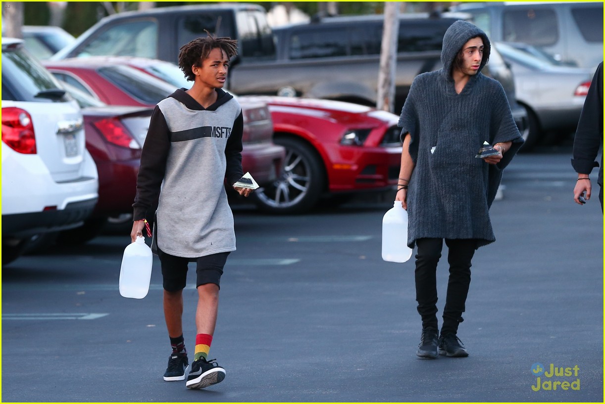 Jaden Smith Carries a Pyramid to Lunch, Literally!