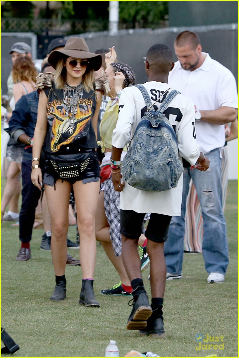 Kendall & Kylie Jenner Hang Out with Willow & Jaden Smith at Coachella!