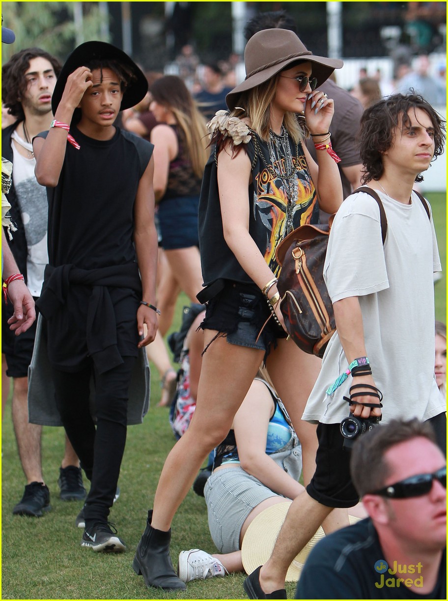 Kendall & Kylie Jenner Hang Out with Willow & Jaden Smith at Coachella!