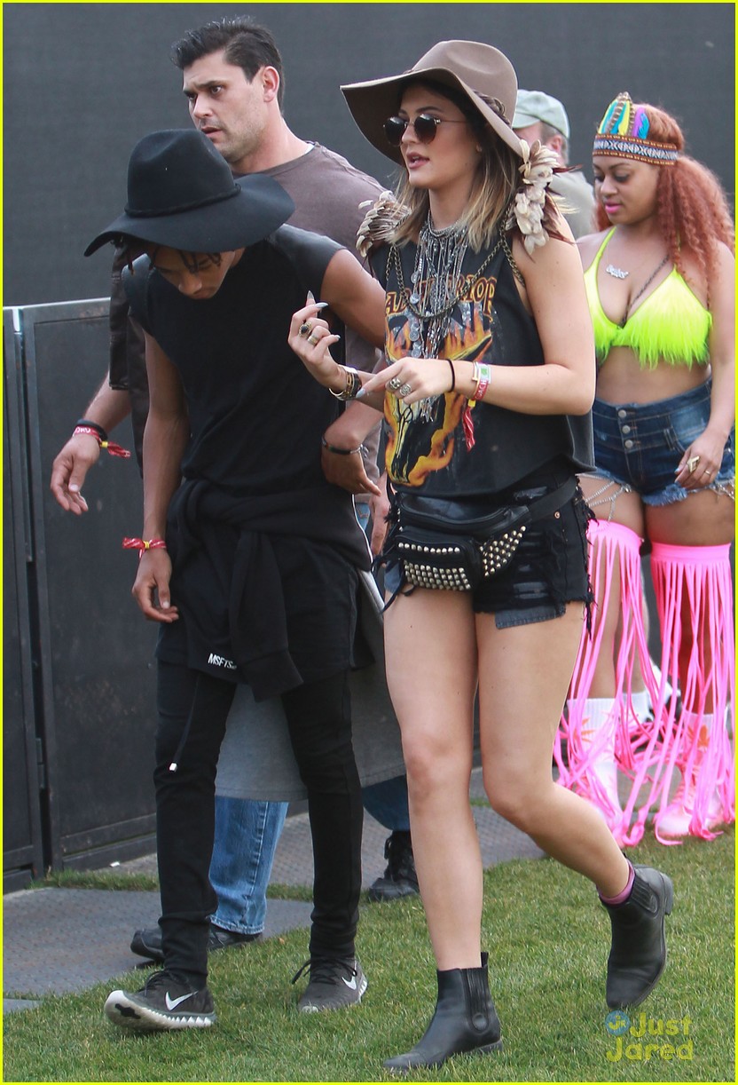 Kendall & Kylie Jenner Hang Out with Willow & Jaden Smith at Coachella!