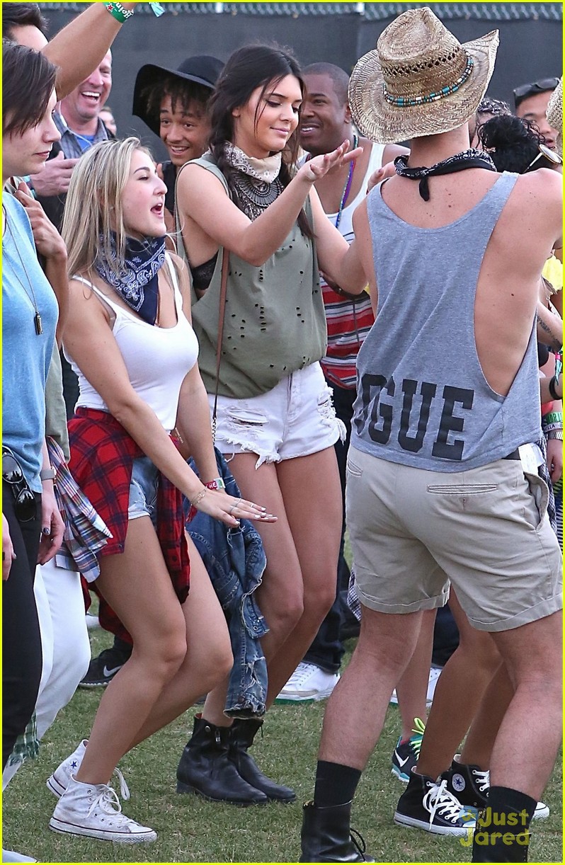 Kendall & Kylie Jenner Hang Out with Willow & Jaden Smith at Coachella!