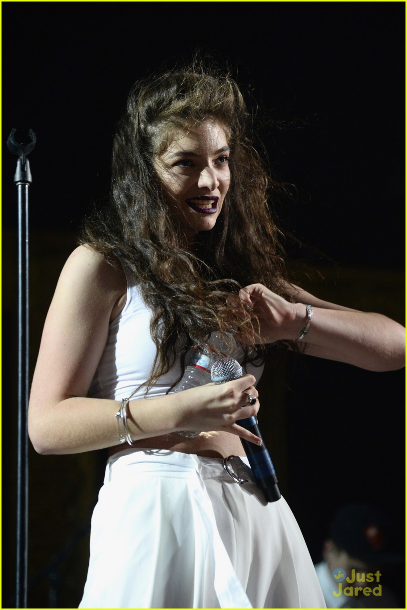 Lorde Performs Through Crazy 'Sandstorm' at Coachella 2014 (Video)!