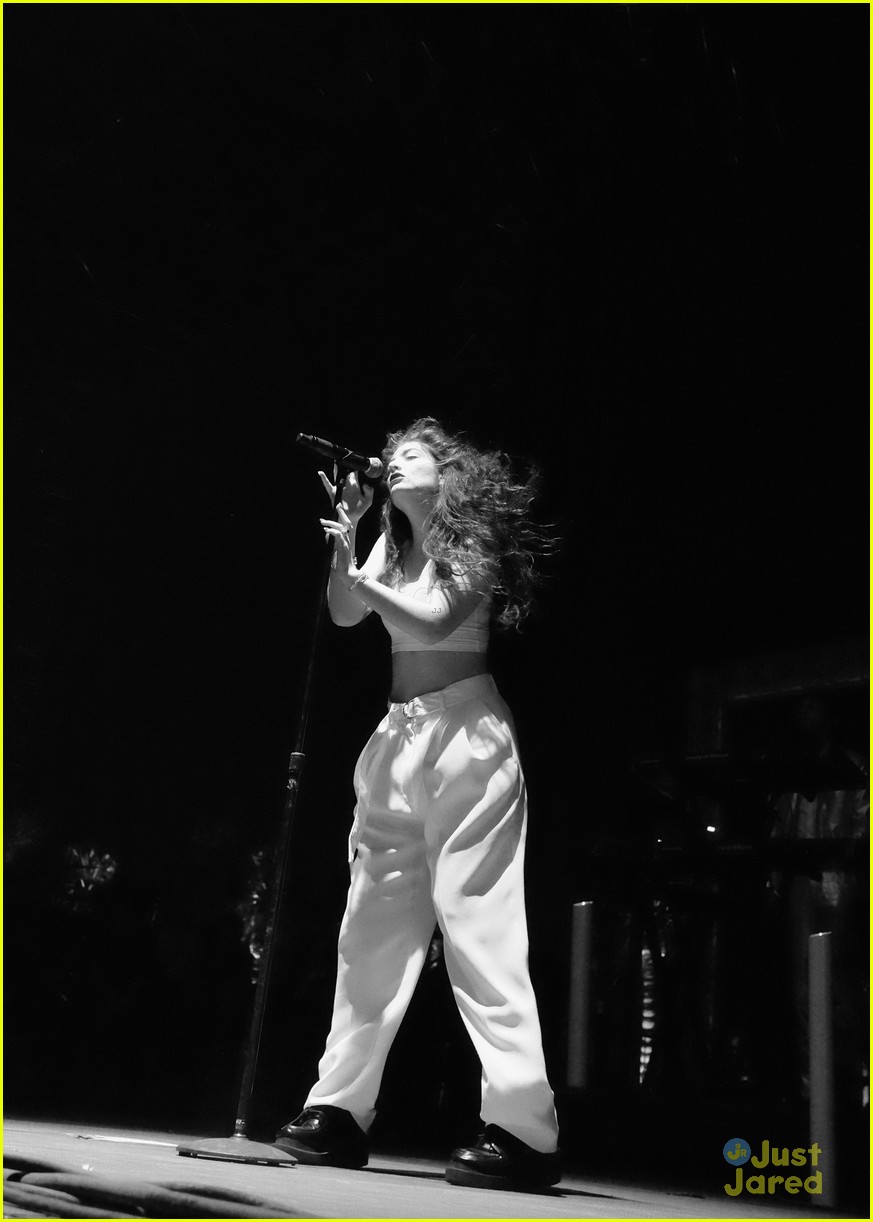 Lorde Performs Through Crazy 'Sandstorm' at Coachella 2014 (Video)!