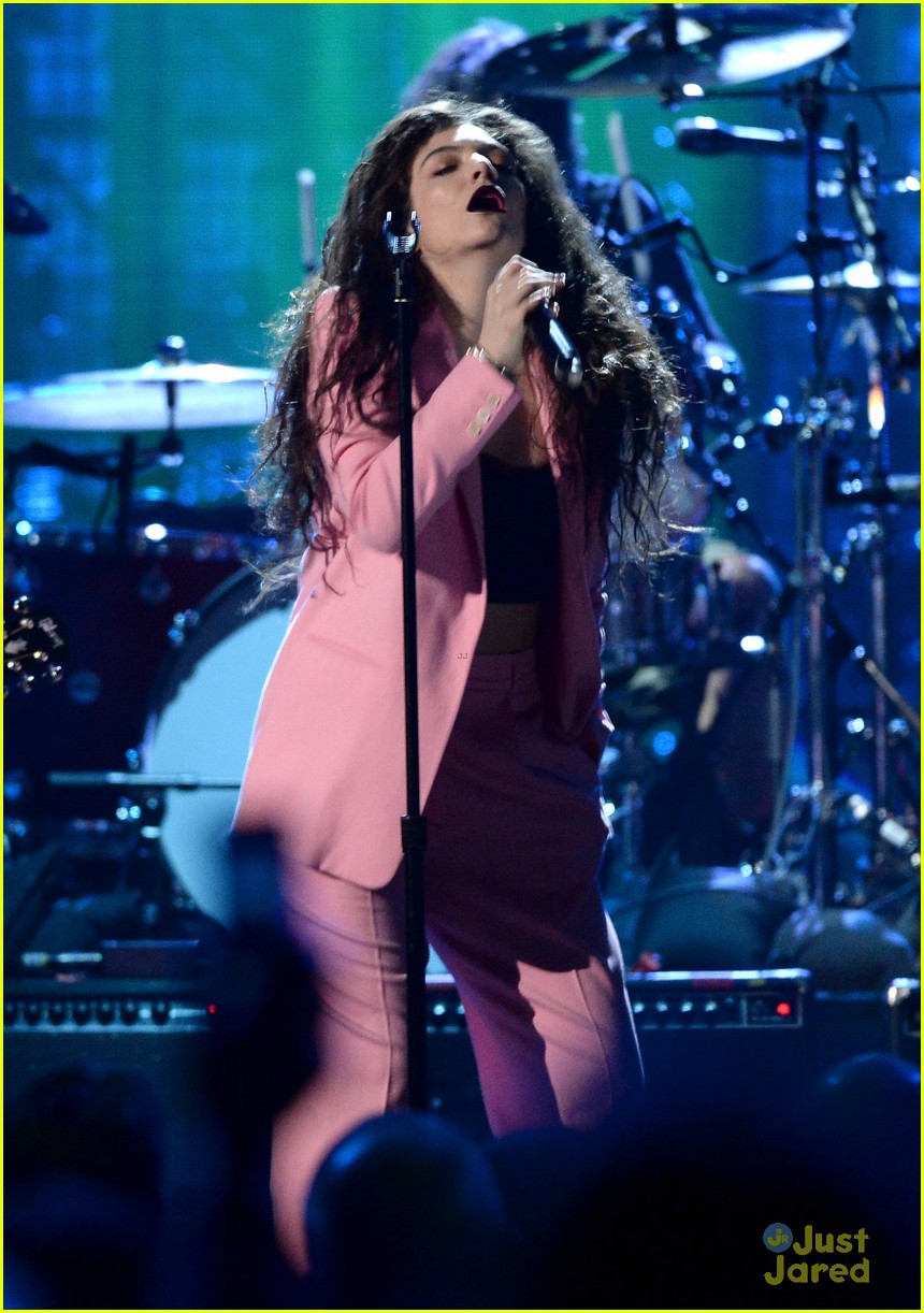 Lorde Performs at Rock & Roll Hall of Fame Induction!