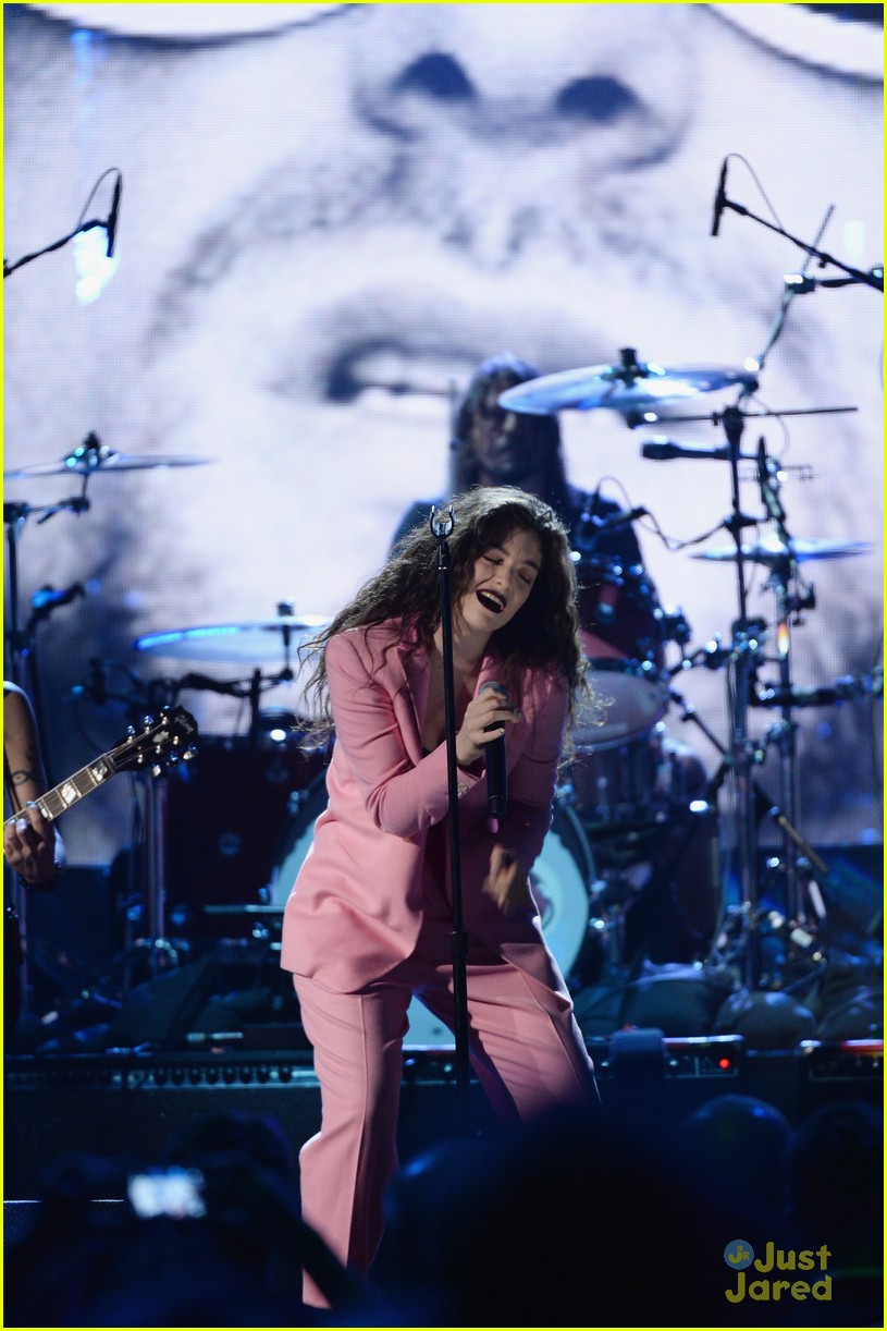 Lorde Performs at Rock & Roll Hall of Fame Induction!