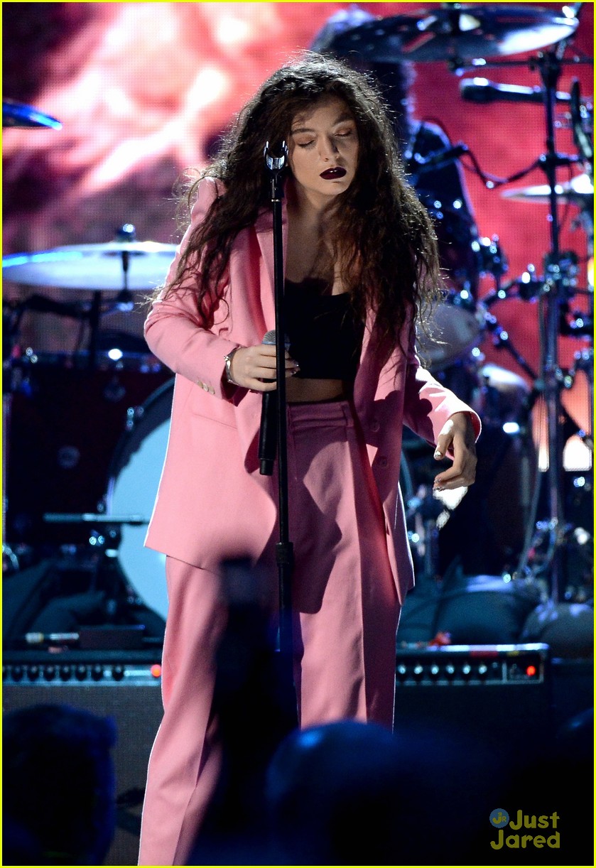 Lorde Performs at Rock & Roll Hall of Fame Induction!