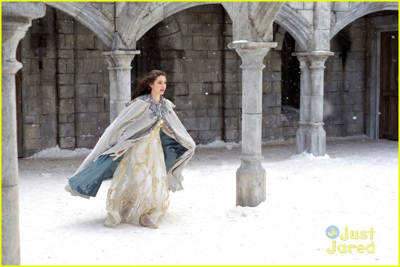 Adelaide Kane & Caitlin Stasey: Snowball Fight on 'Reign'!