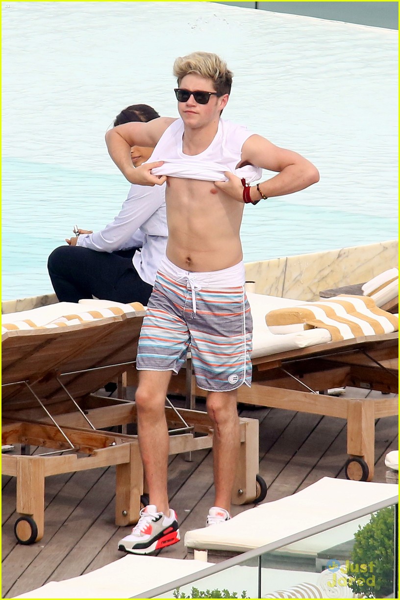 Niall Horan Strips Off Shirt In Rio!