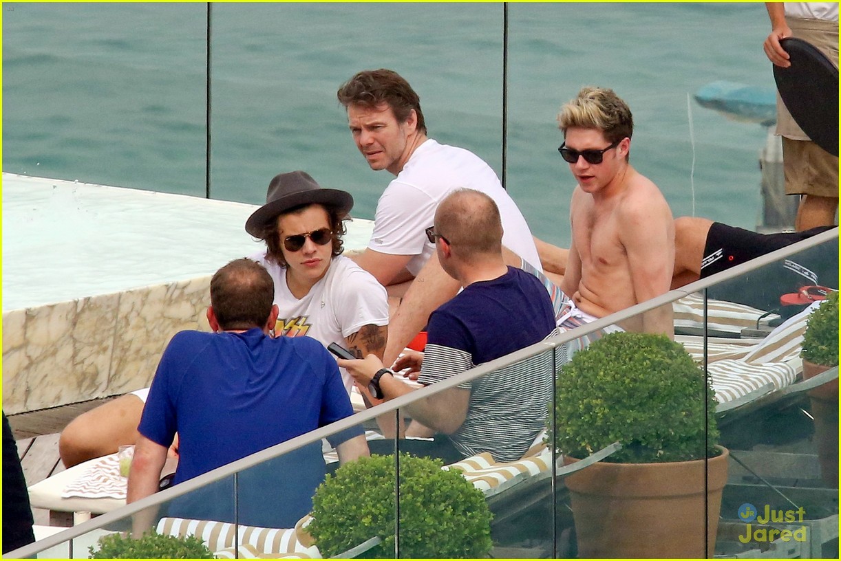 Niall Horan Strips Off Shirt In Rio!