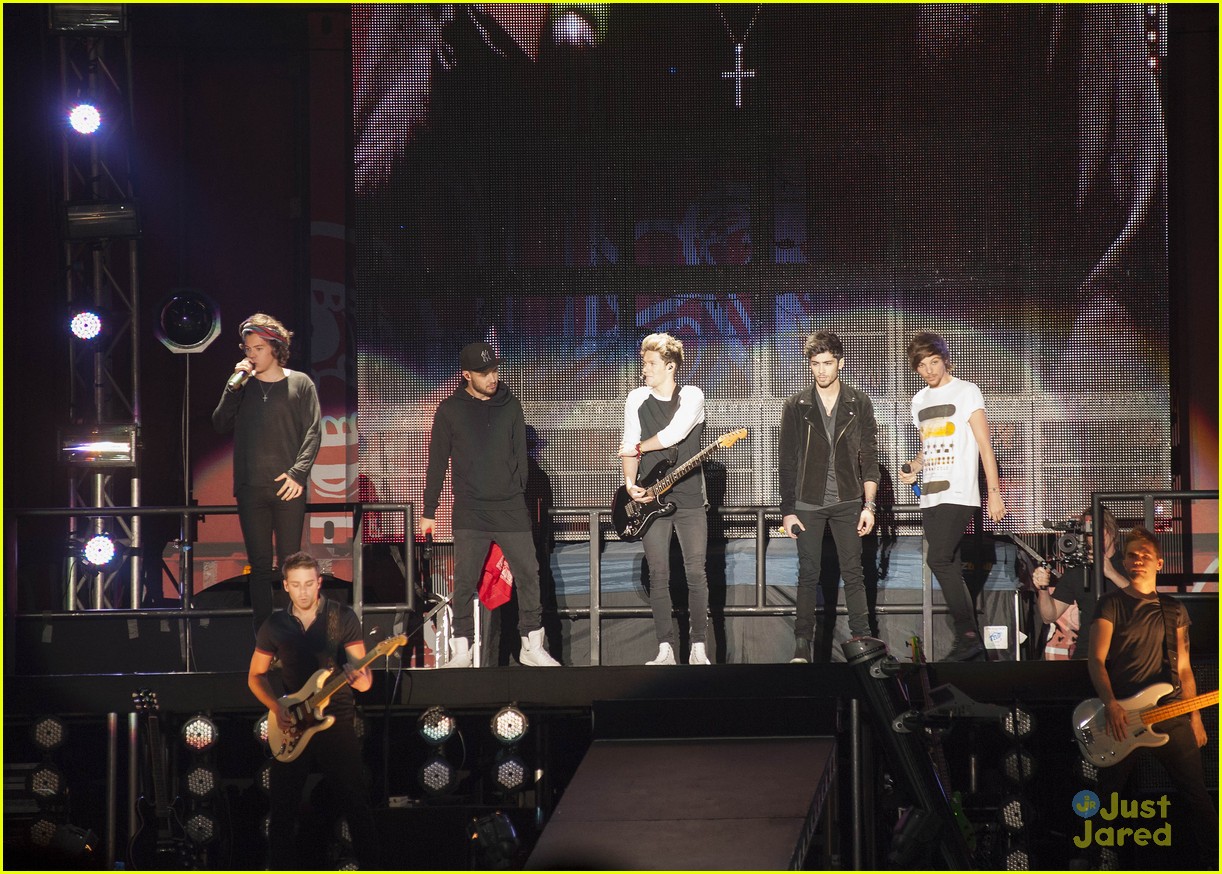 One Direction Make Soccer Uniforms Look Good!
