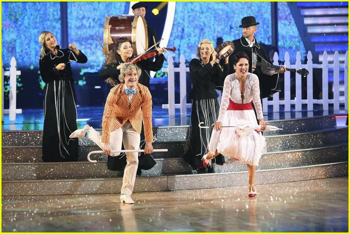 Charlie White Loses Umbrella Prop Again During 'DWTS' Finale - Watch Now!