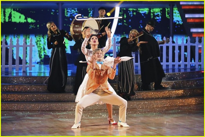 Charlie White Loses Umbrella Prop Again During 'DWTS' Finale - Watch Now!