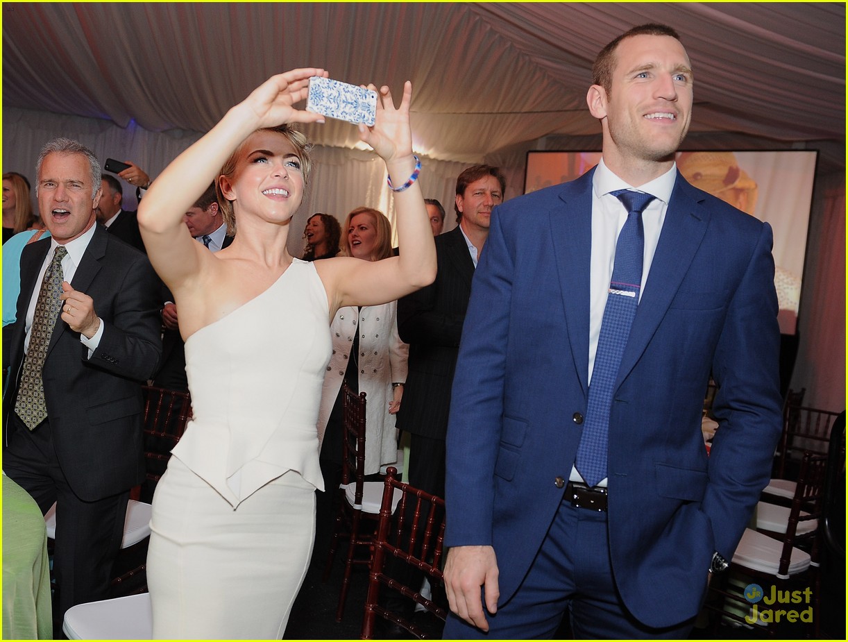 Julianne Hough & Brooks Laich are a Open Hearts Gala Couple