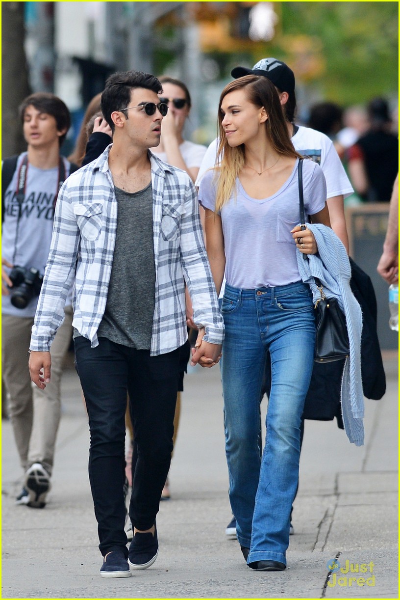 Joe Jonas & Blanda Eggenschwiler Hold Hands for a Romantic Stroll!