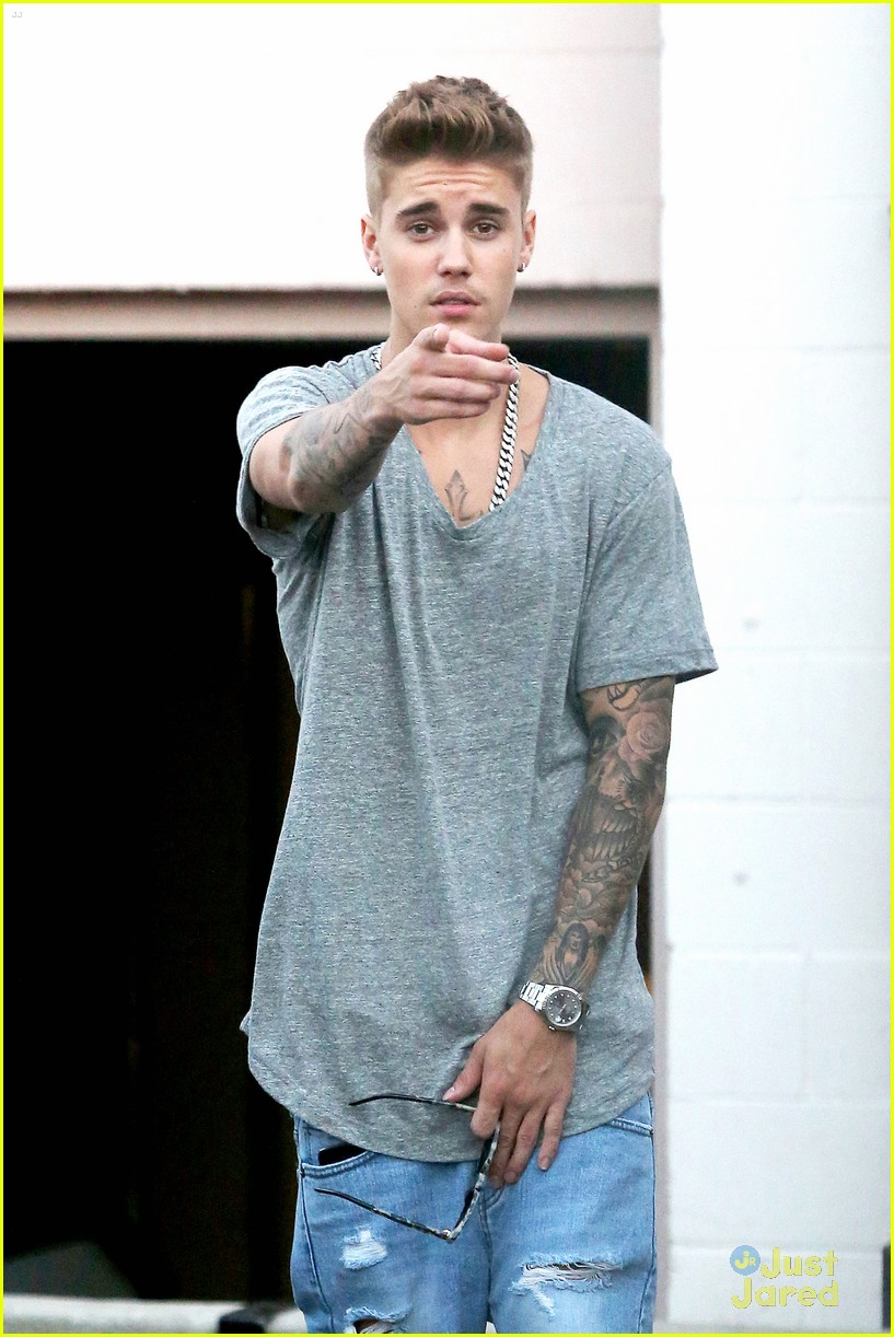 Justin Bieber Gives His Fans the Thumbs Up After Dinner!