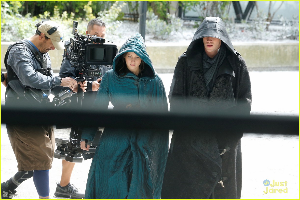 Liam Hemsworth & Jennifer Lawrence Wear Robes on 'Mockingjay Part 2' Set