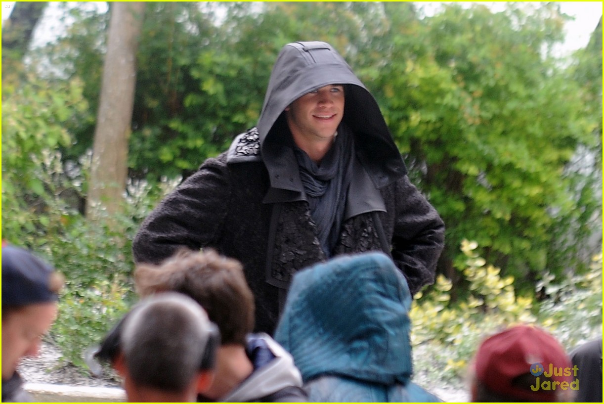 Liam Hemsworth & Jennifer Lawrence Wear Robes on 'Mockingjay Part 2' Set